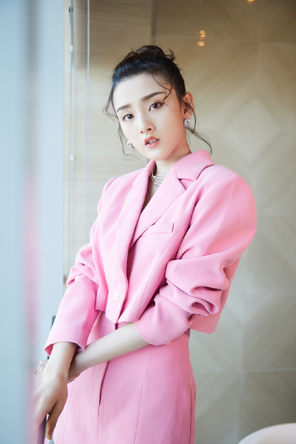 中国北京当代95后女演员小哪吒宋祖儿时尚清新写真桌面壁纸图片 中国北京当代95后女演员小哪吒宋祖儿时尚清新写真桌面壁纸图片