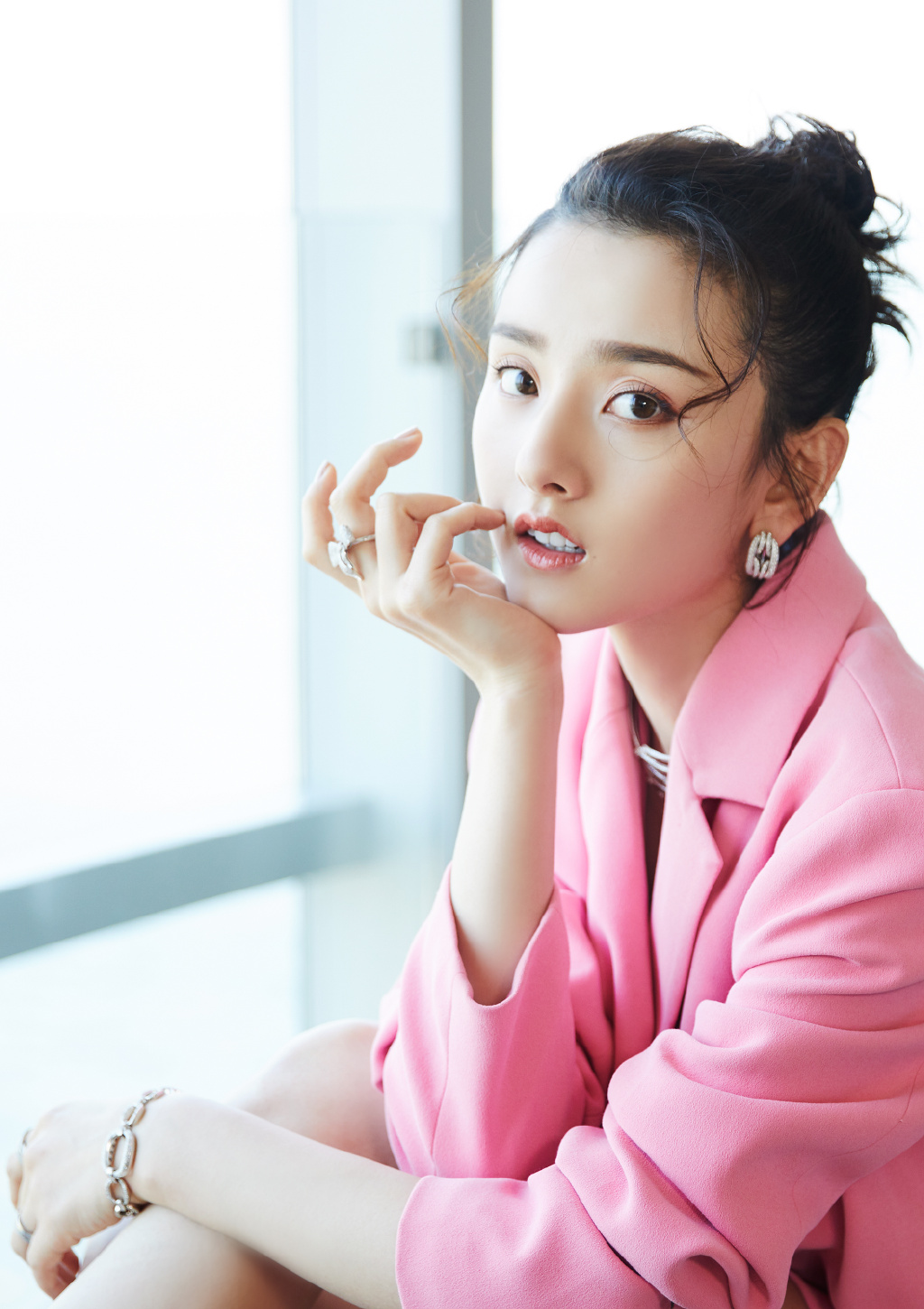 中国北京当代95后女演员宋祖儿性感优雅写真桌面壁纸图片