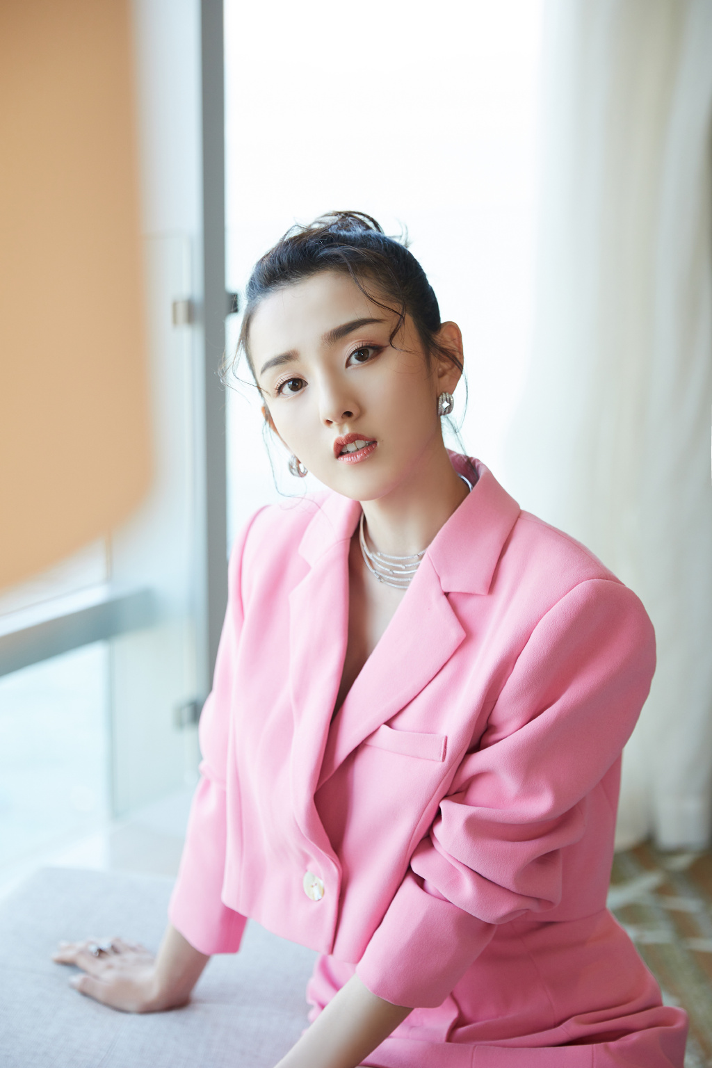 中国北京当代95后女演员宋祖儿时尚芭莎写真图片桌面电脑壁纸图片 中国北京当代95后女演员宋祖儿时尚芭莎写真图片桌面电脑壁纸图片