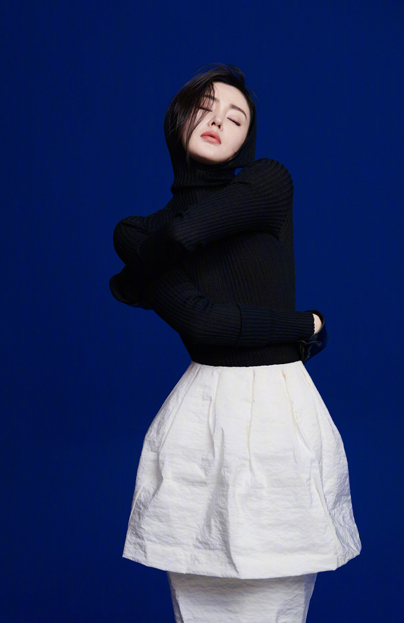 高清哈尔滨新生代女演员张天爱最新时尚杂志封面写真图片图片