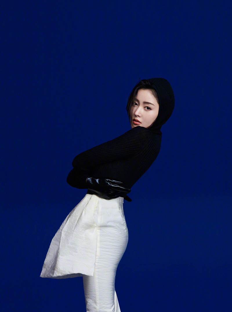 高清哈尔滨新生代女演员张天爱最新时尚杂志封面写真图片图片