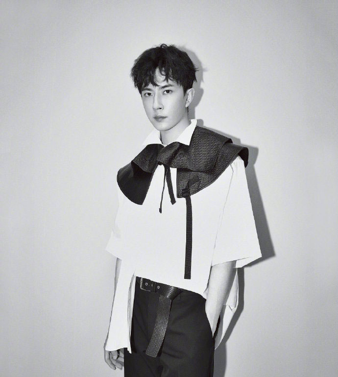 高清新疆乌鲁木齐男明星于朦胧西装白鞋出席某活动现场写真图片图片