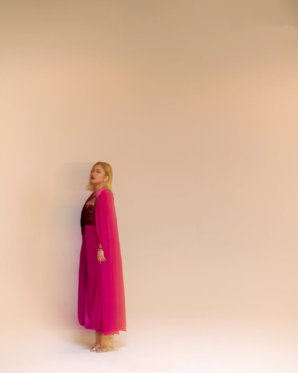 高清上海美女王菊亮红皮衣撩人写真图片图片