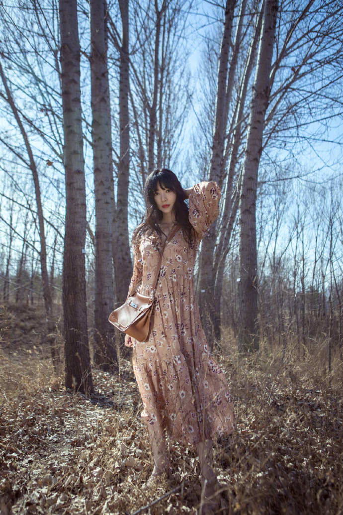 中国内地湖南衡阳女演员柳岩写真电脑桌面壁纸之网络美女图片
