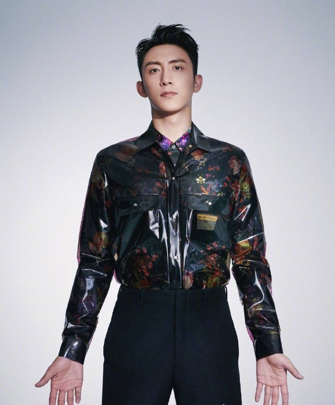 高清辽宁省丹东市男明显黄景瑜时尚杂志写真帅气图片图片