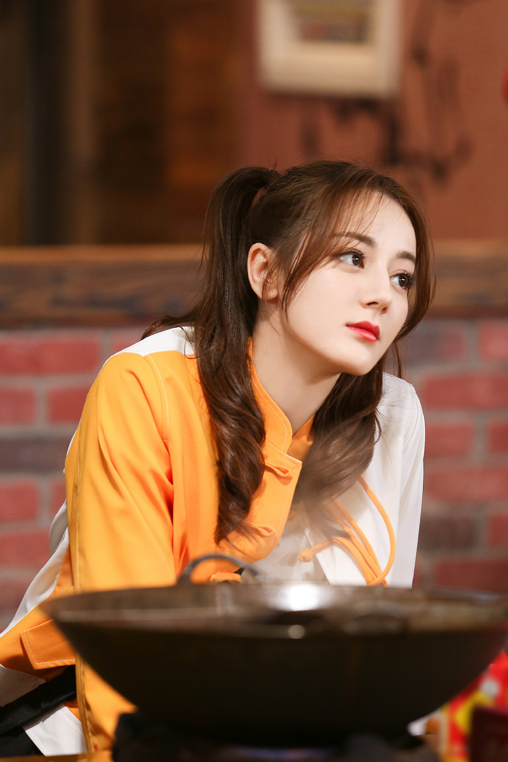 新疆乌鲁木齐美女演员迪丽热巴最新杂志写真图片图片