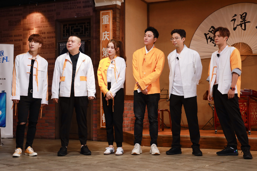 新疆乌鲁木齐美女演员迪丽热巴最新杂志写真图片图片