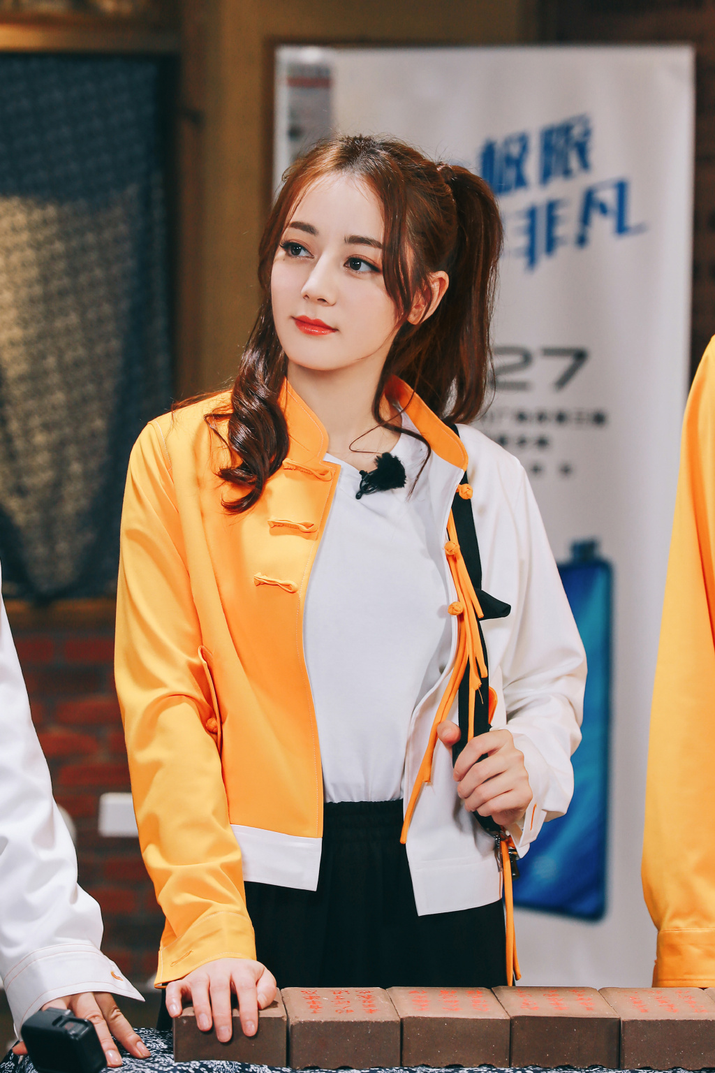 新疆乌鲁木齐美女演员迪丽热巴性感抹胸裙写真桌面壁纸图片
