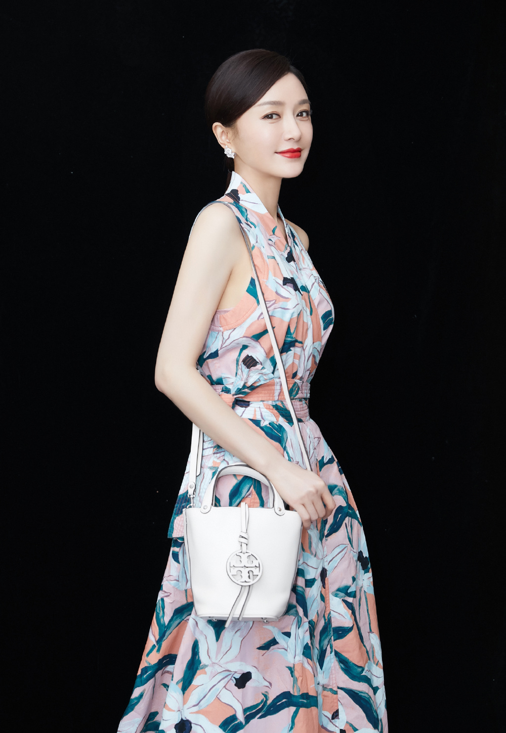 高清中国内地辽宁省沈阳女演员秦岚优雅自信性感写真图片