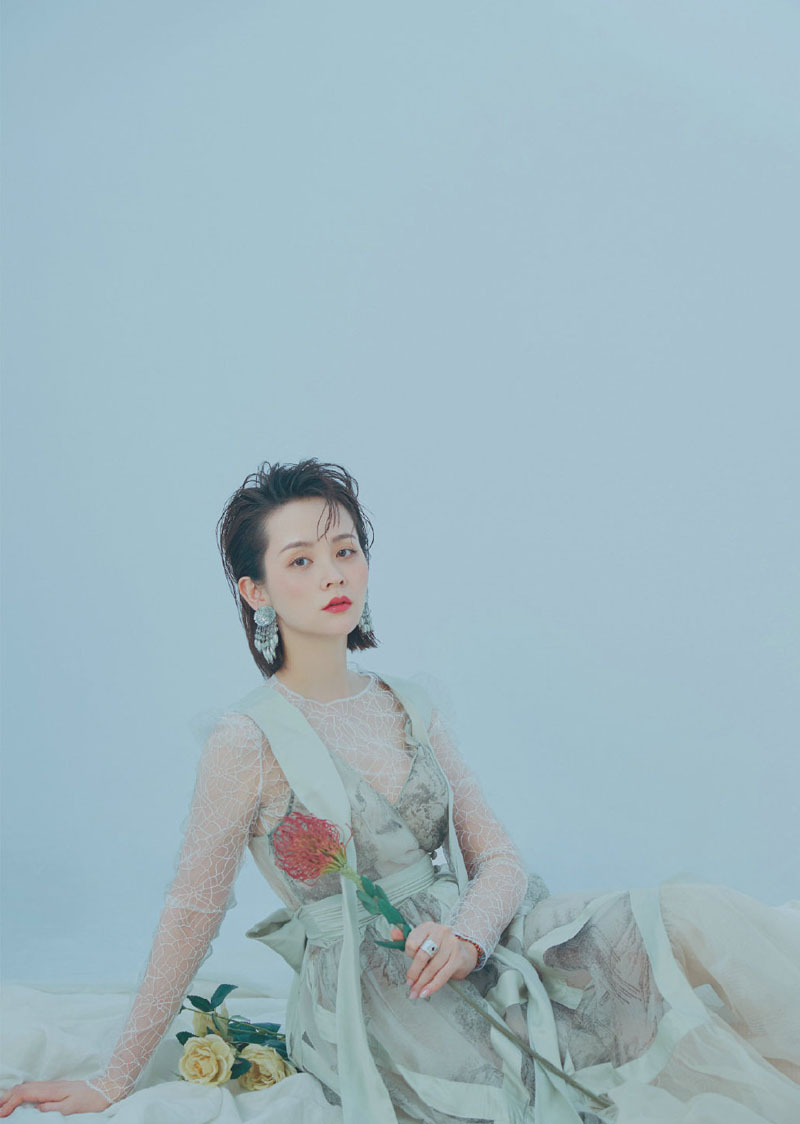 邓莎吊带白裙灵动俏皮写真图片  邓莎图片图片
