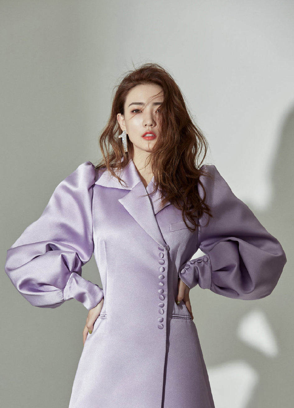 中国内地内蒙古呼和浩特女演员徐璐性感牛仔连体装时尚写真高清图片图片