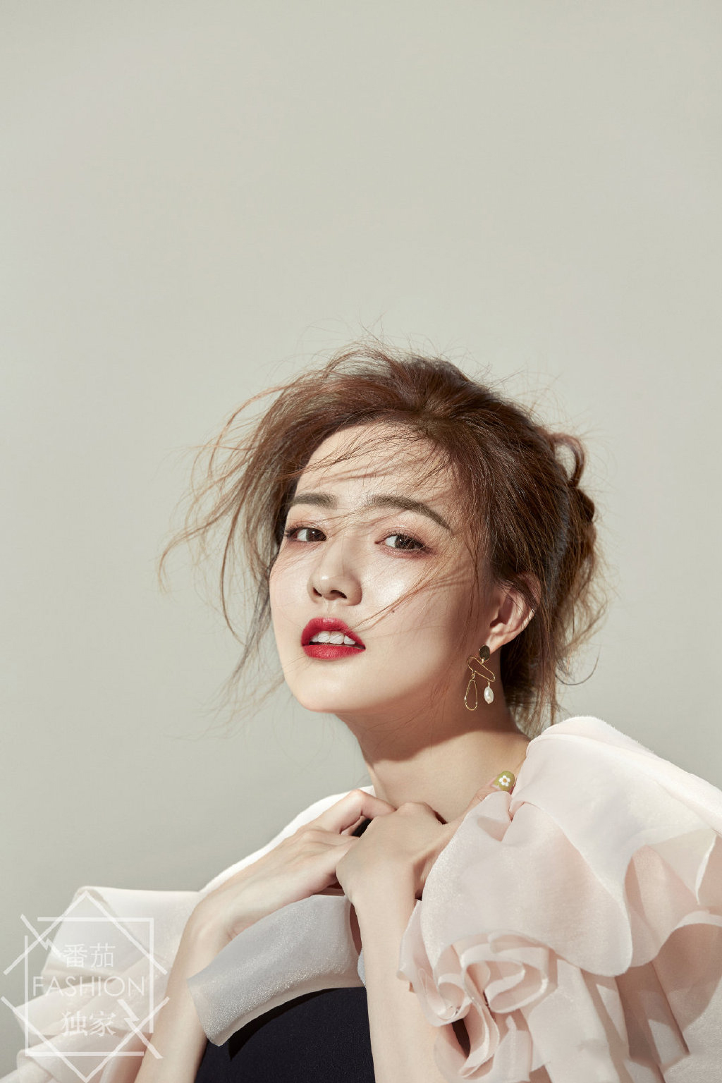 中国内地内蒙古呼和浩特女演员徐璐性感牛仔连体装时尚写真高清图片图片
