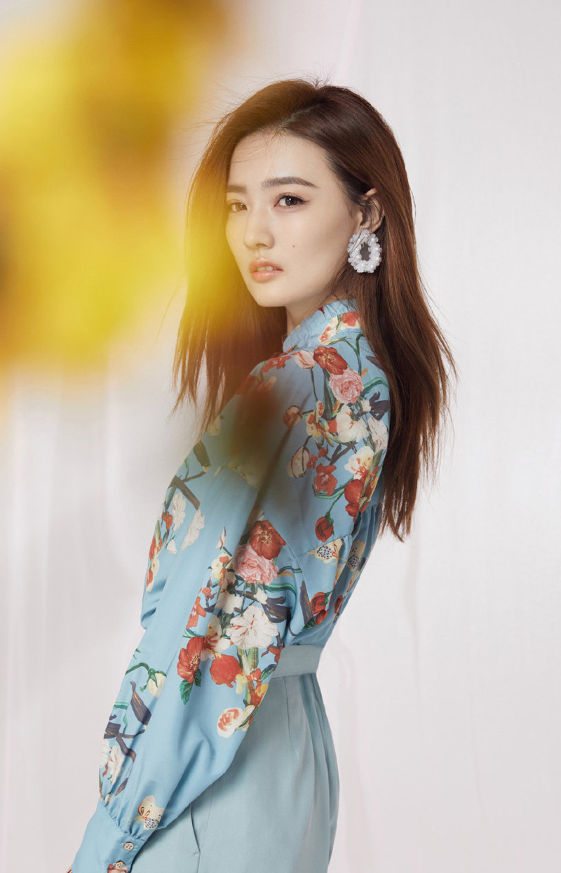 中国内地内蒙古呼和浩特女演员徐璐性感牛仔连体装时尚写真高清图片图片