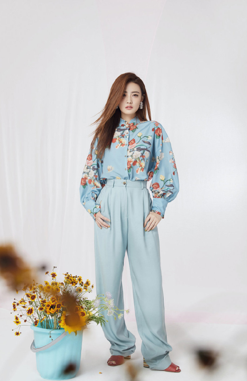 中国内地内蒙古呼和浩特女演员徐璐性感牛仔连体装时尚写真高清图片图片