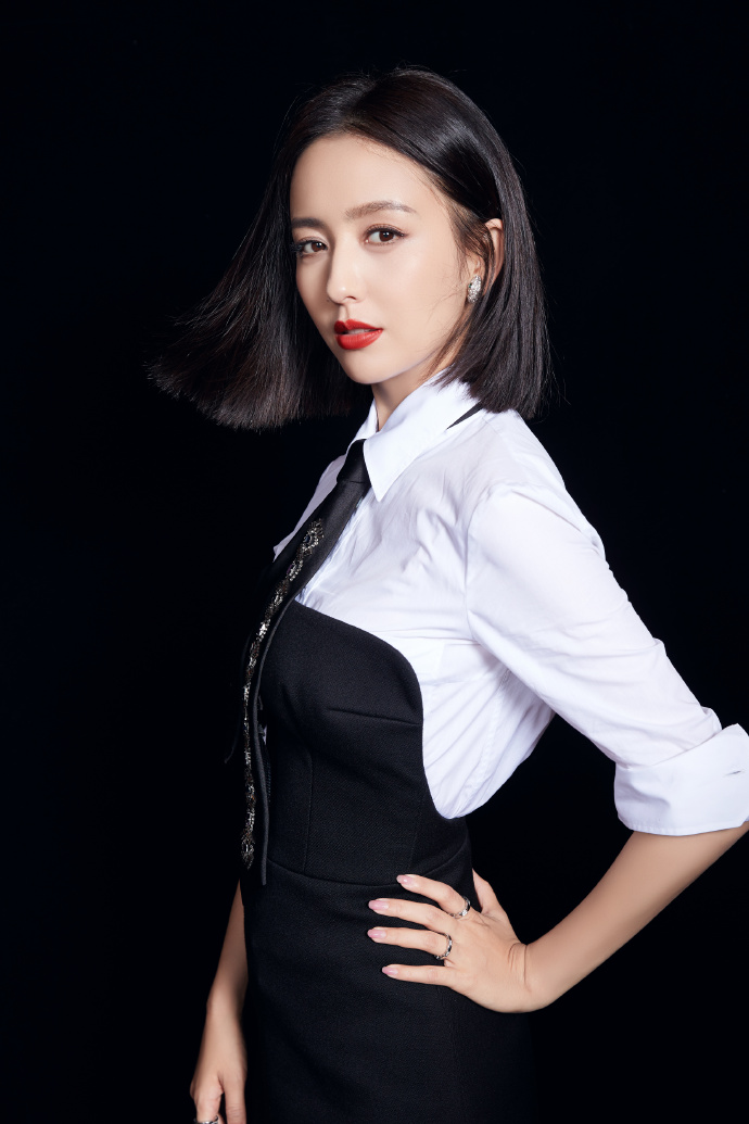 高清中国内地新疆伊犁影视女演员佟丽娅短发梨涡迷人性感写真图片