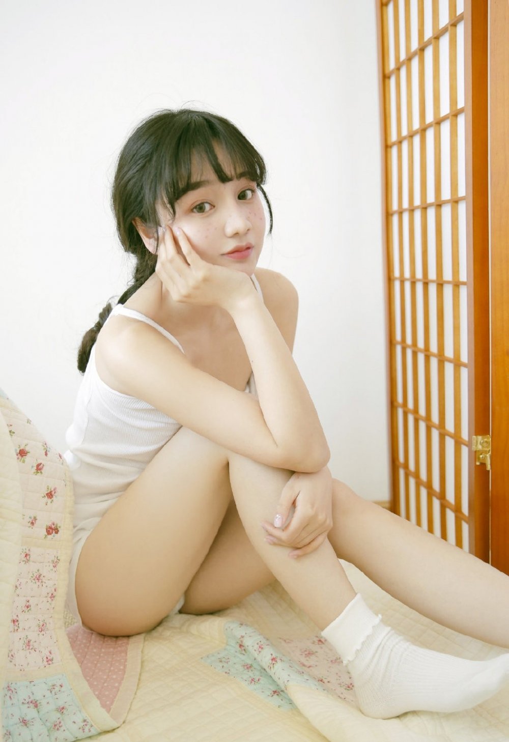 日系小清新美女白色吊带裙迷人私房照图片图片