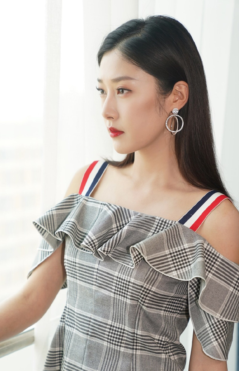 高清黑龙江省哈尔滨美女王双清新气质格子裙写真图片图片