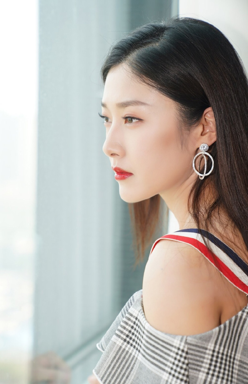 美女王双图片