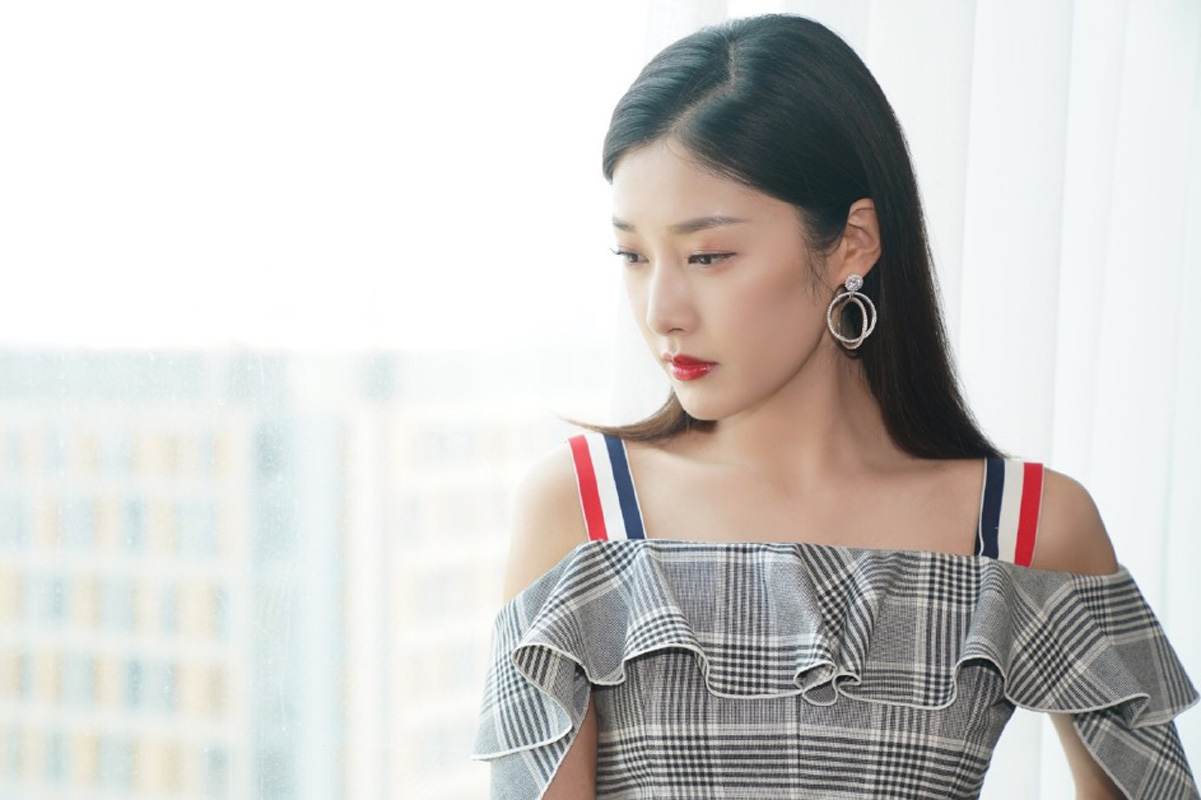 美女王双图片