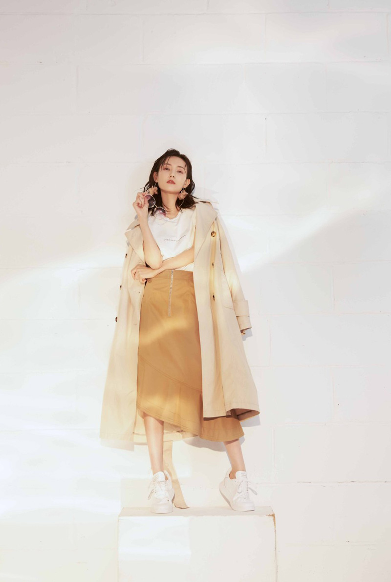 高清中国内地山东济南女演员李一桐露肩裙优雅代言写真图片图片