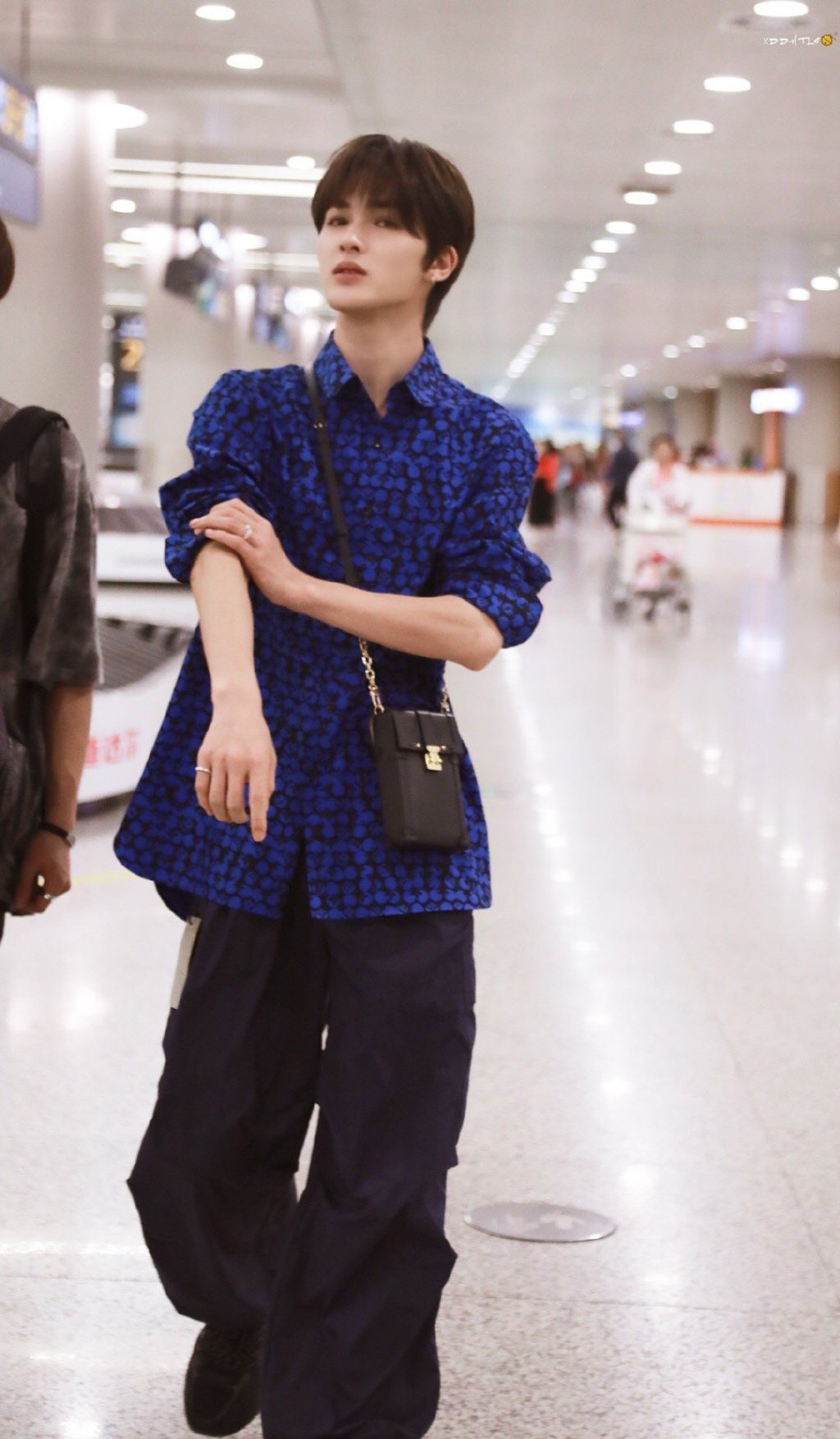 高清内陆男星朱正廷光影时尚杂志封面写真图片图片