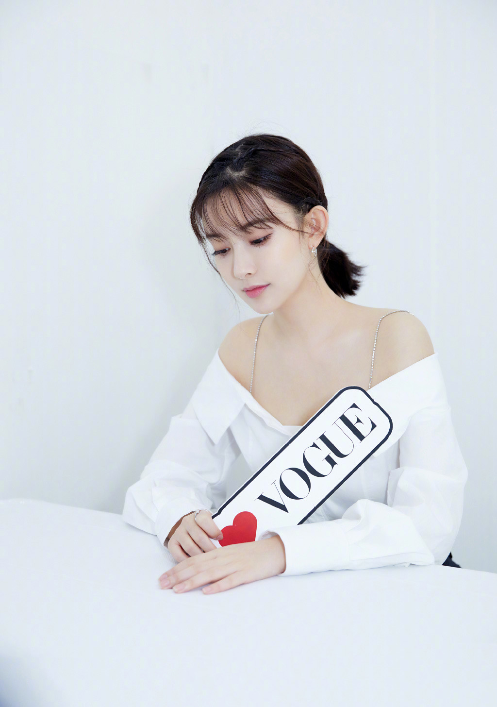 中国内地吉林长春女演员孟子义红裙香肩养眼写真图片图片