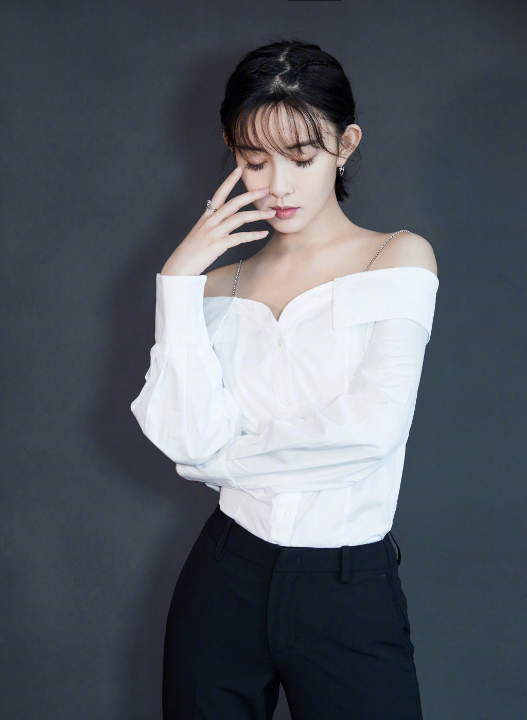 中国内地吉林长春女演员孟子义红裙香肩养眼写真图片图片