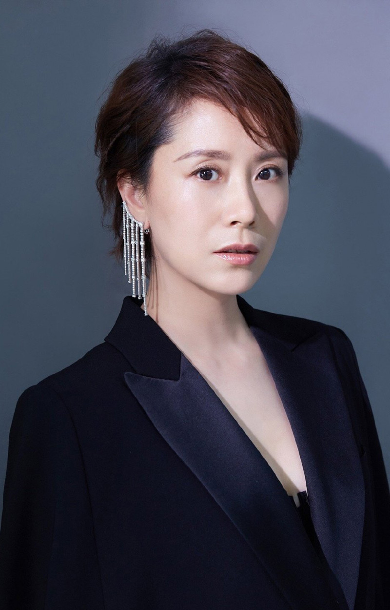 高清中国南京女演员海清蓝色衬衣清爽性感图片写真图片