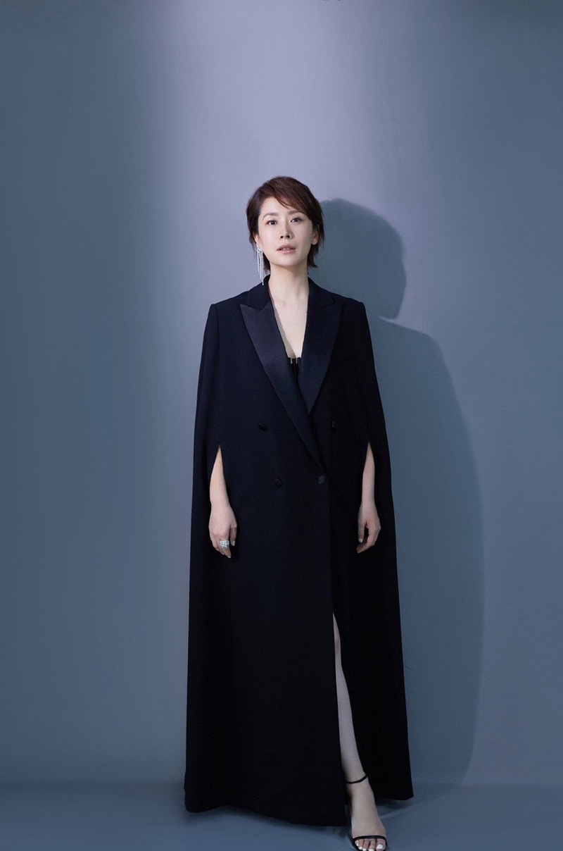 高清中国南京女演员海清蓝色衬衣清爽性感图片写真图片
