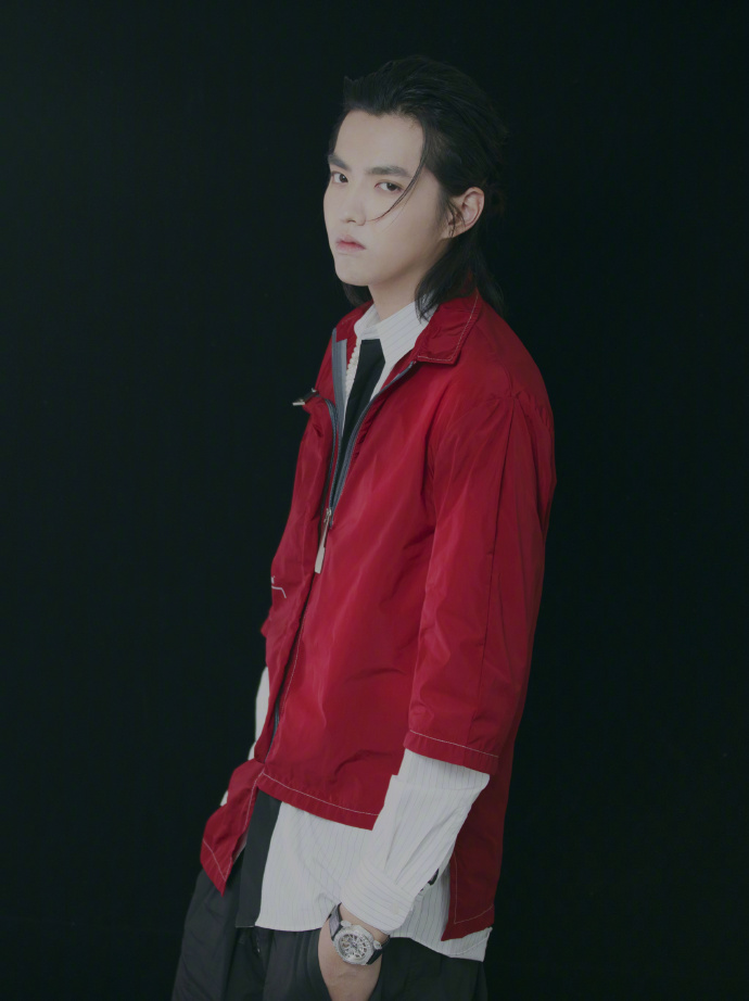 高清广州男明星吴亦凡黑色西服帅气图片图片