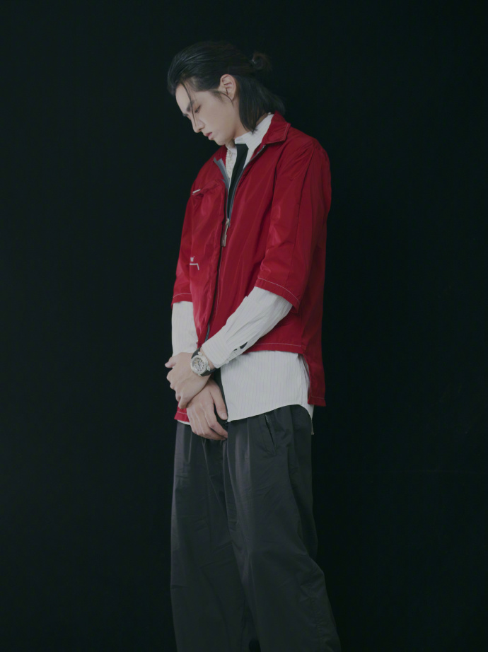 高清广州男明星吴亦凡黑色西服帅气图片图片