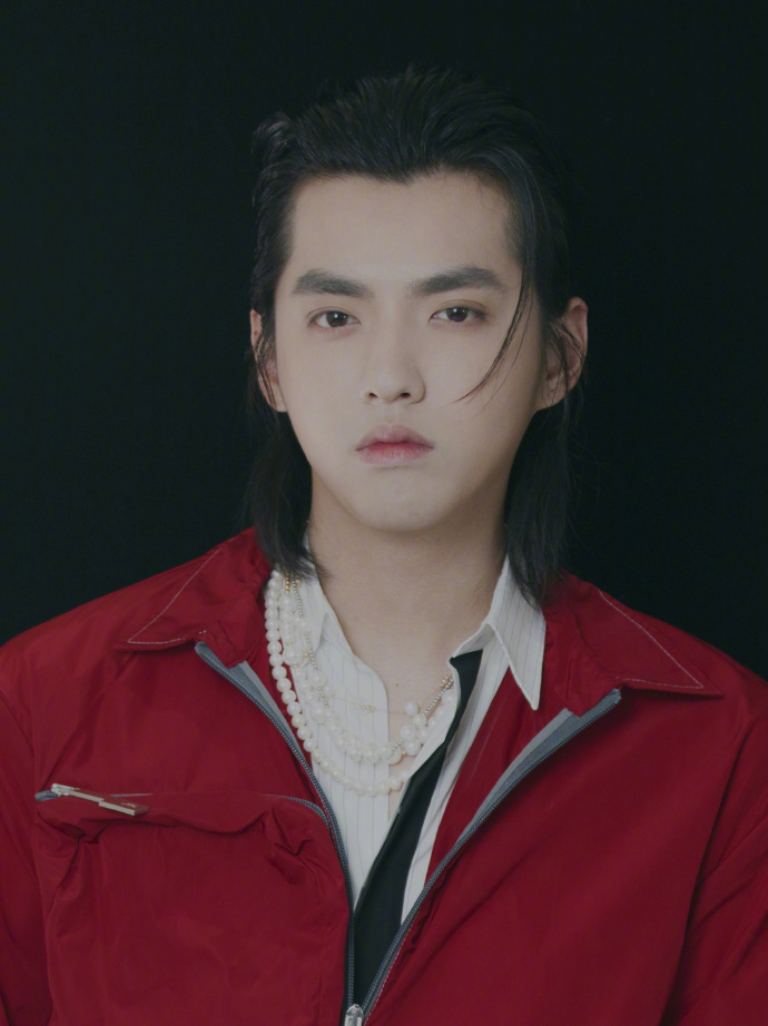 高清广州男明星吴亦凡黑色西服帅气图片图片