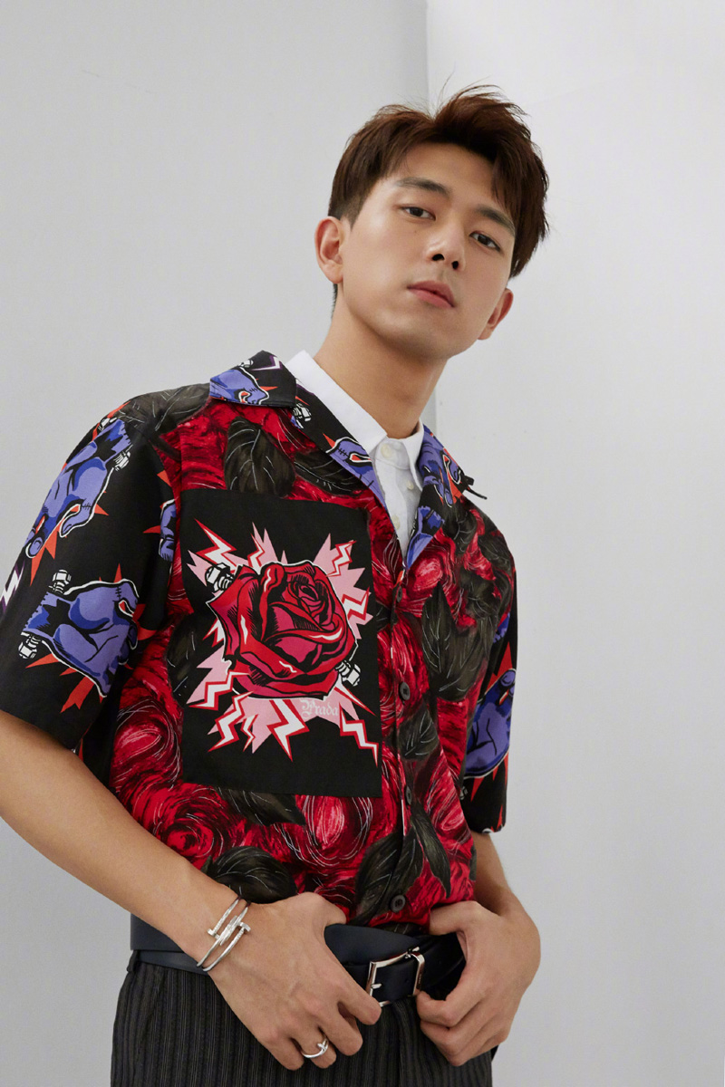 中国内地湖北荆州男演员李现浴缸搞怪高清图片图片