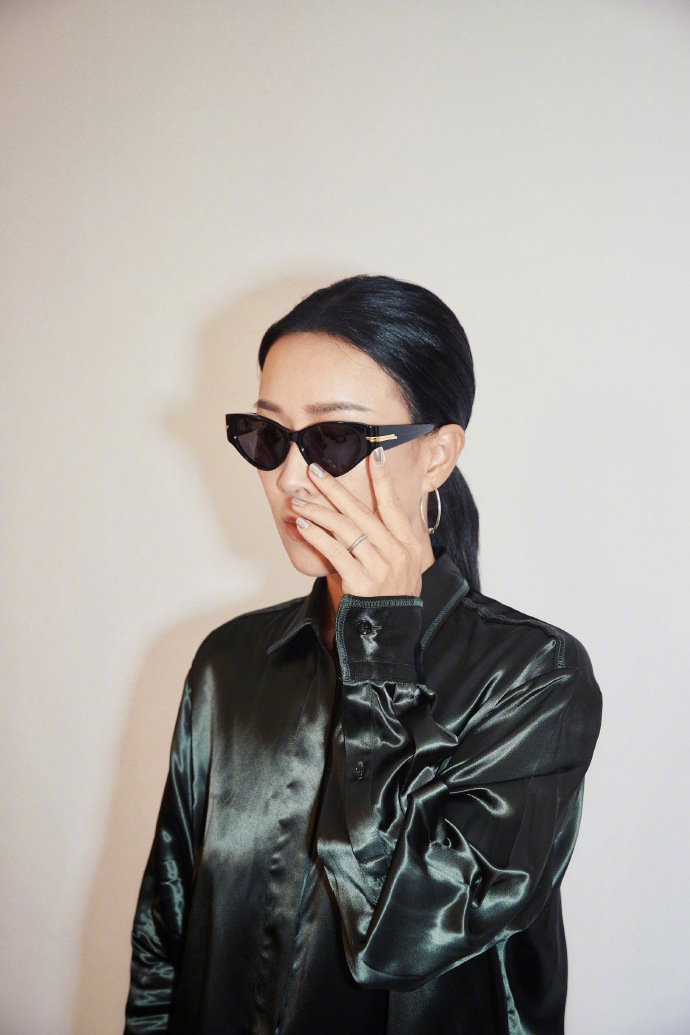 高清辽宁省沈阳女歌手那英简洁质感写真图片图片