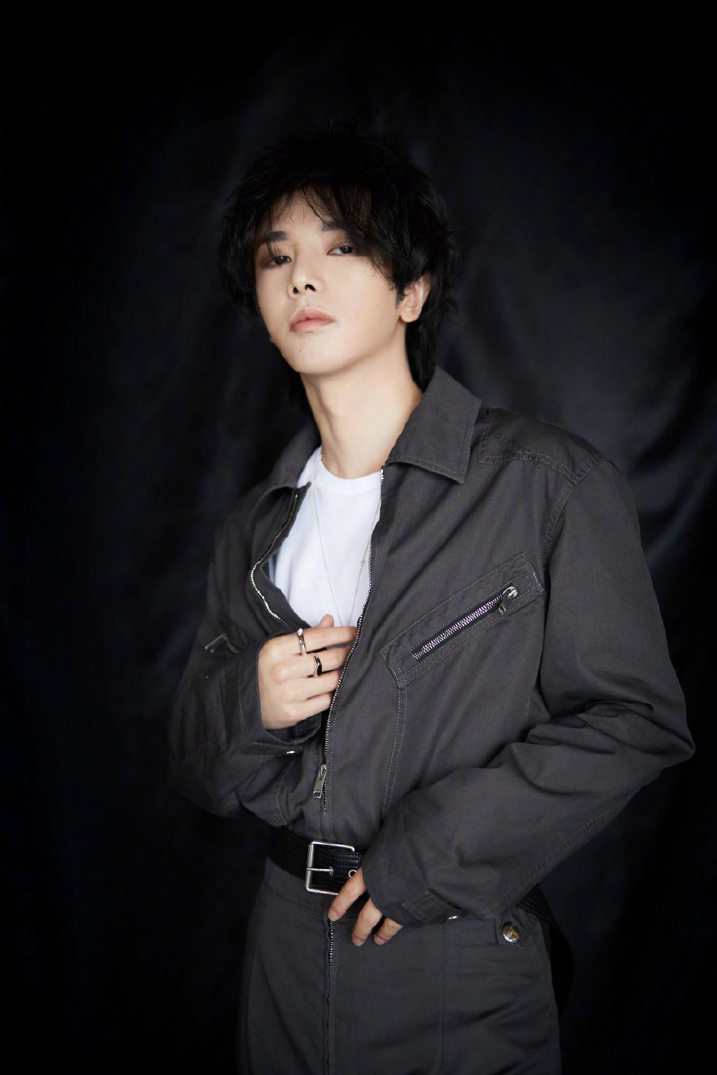 华晨宇帅气光影写真图片图片
