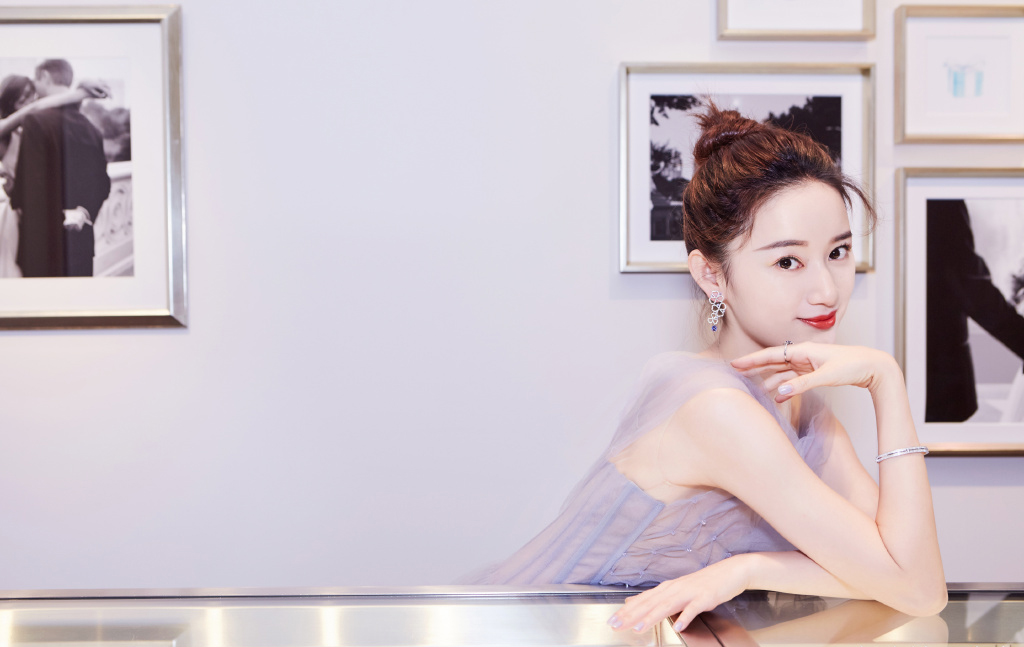 中国内地上海市长宁影视女演员郭晓婷紫色优雅写真图片图片