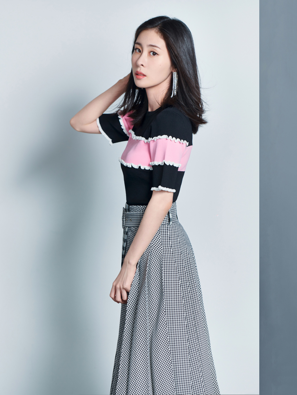 中国大陆天津女歌手张碧晨人气飙升登杂志封面尽显成熟优雅女神范儿图片