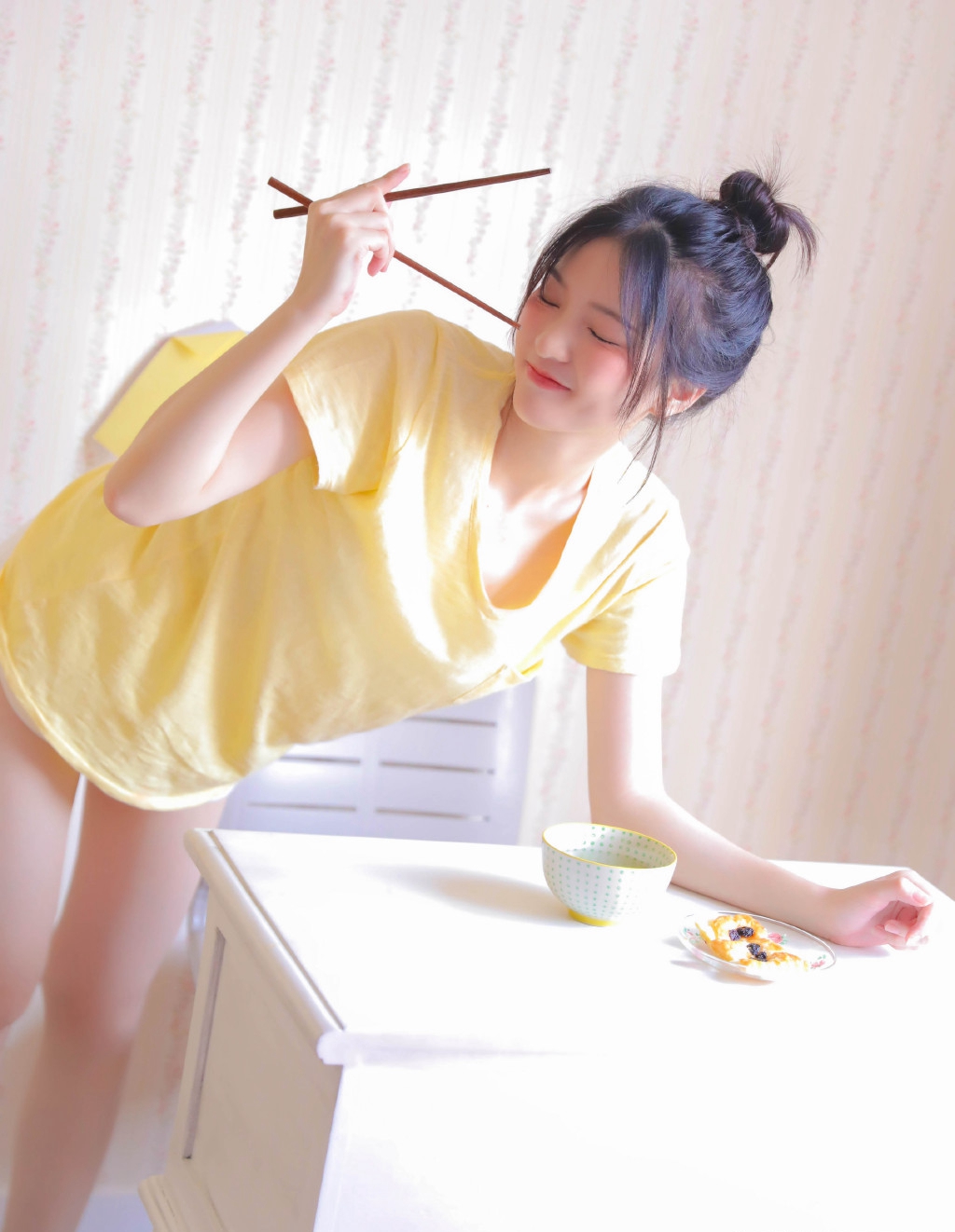 高清最流行女裤性感御姐美女吊带白丝美腿热裤惹火写真图片