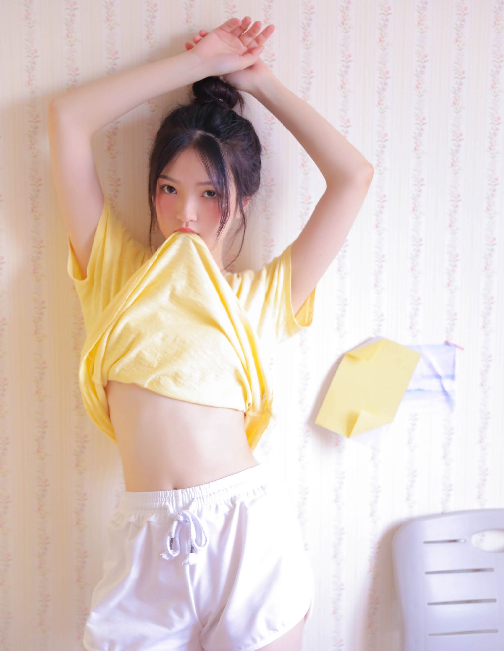 高清最流行女裤性感御姐美女吊带白丝美腿热裤惹火写真图片