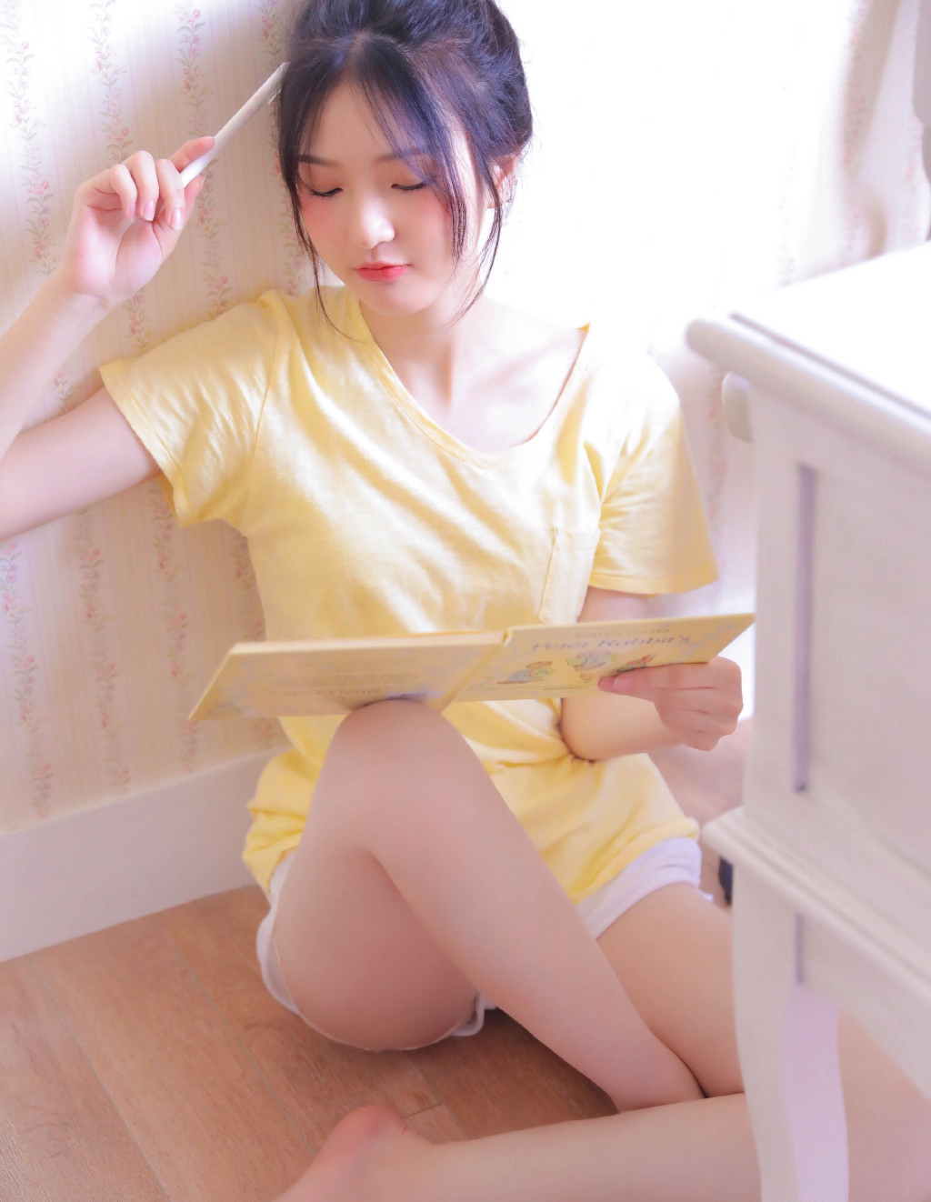 高清最流行女裤性感御姐美女吊带白丝美腿热裤惹火写真图片