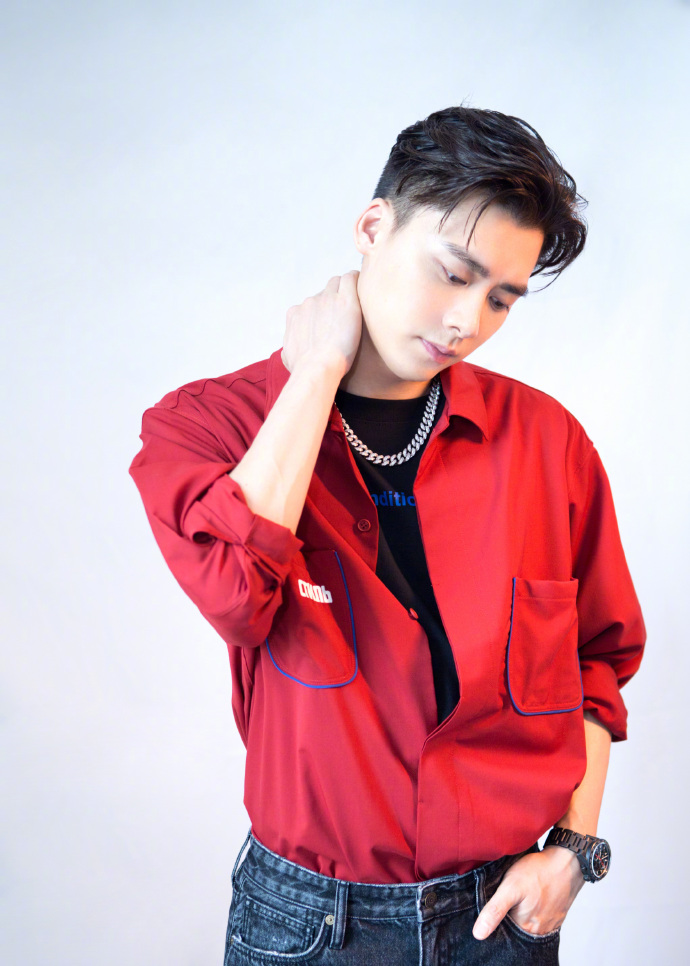 高清中国内地四川成都男演员帅气男神李易峰图片李易峰简约写真白衬衫男神演绎儒雅气质图片