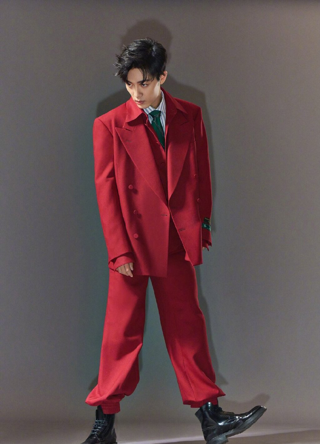 肖战酷帅型男写真图片图片