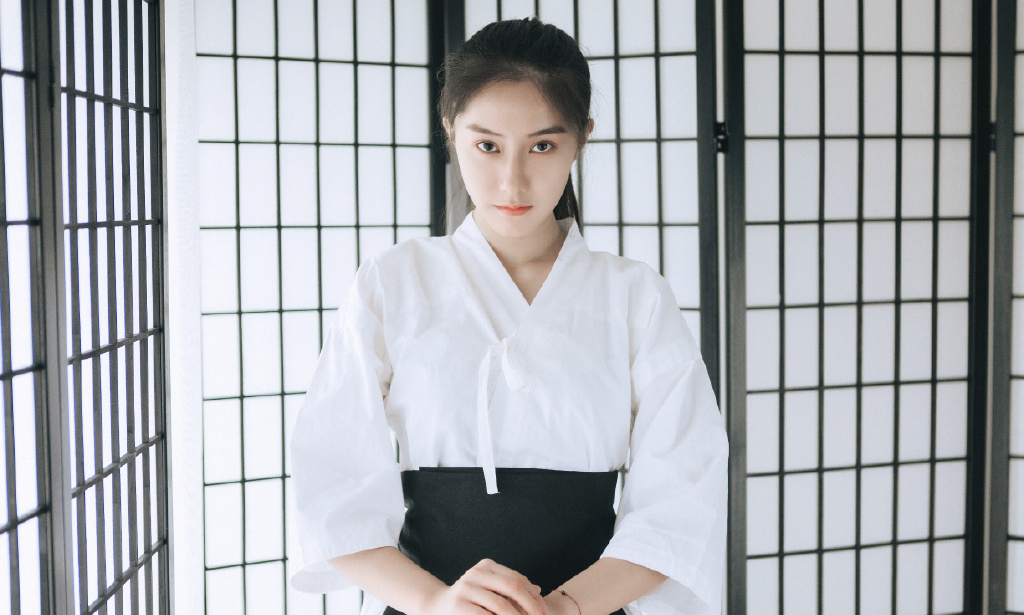 中国内地女演员王瑛瑛粉裙优雅浪漫写真图片图片 中国内地女演员王瑛瑛粉裙优雅浪漫写真图片图片