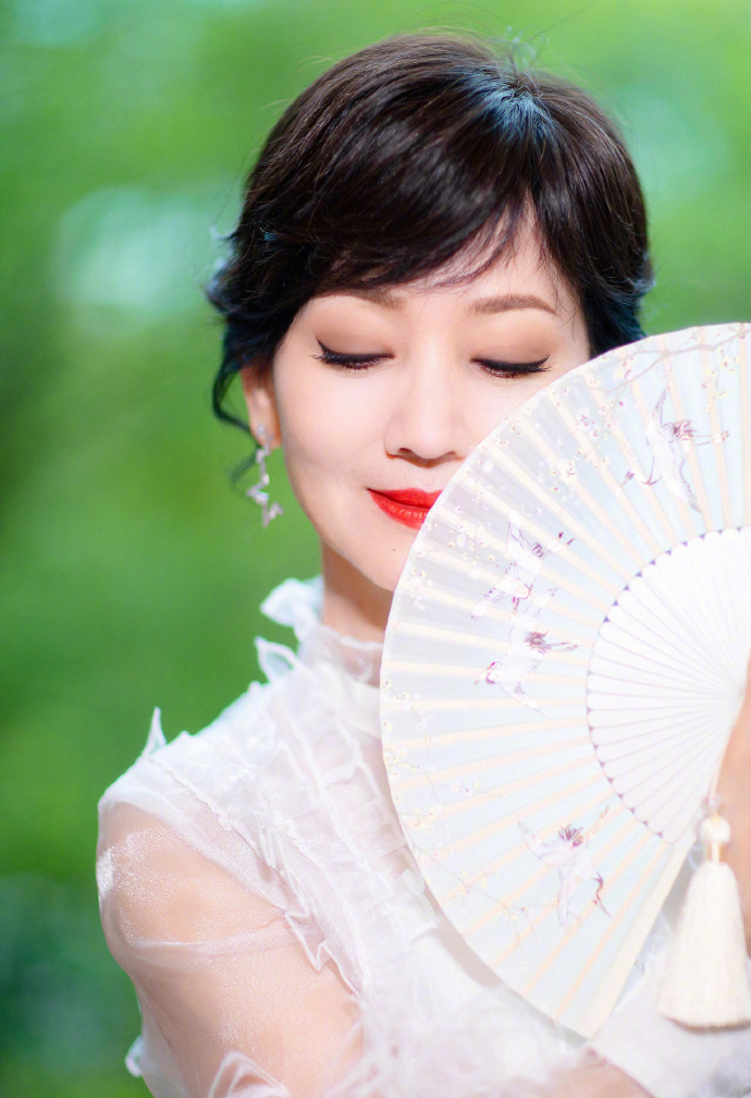 赵雅芝秋日惬意优雅写真图片