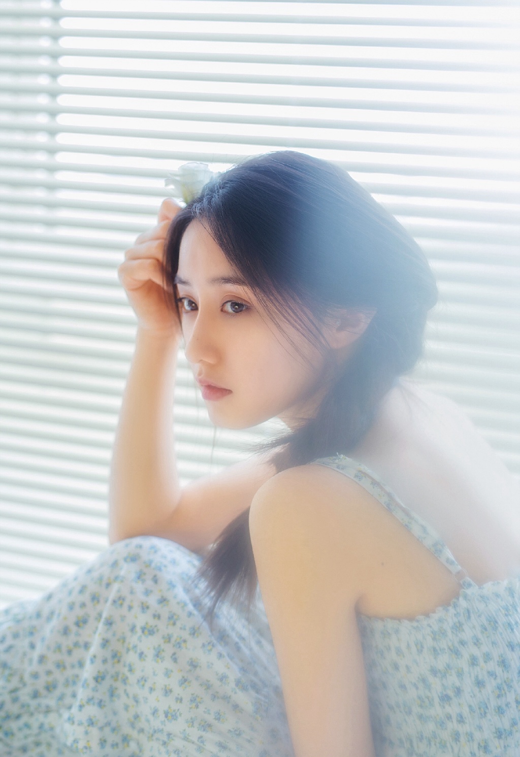 中国内地女演员王瑛瑛露肩裙性感写真图片图片