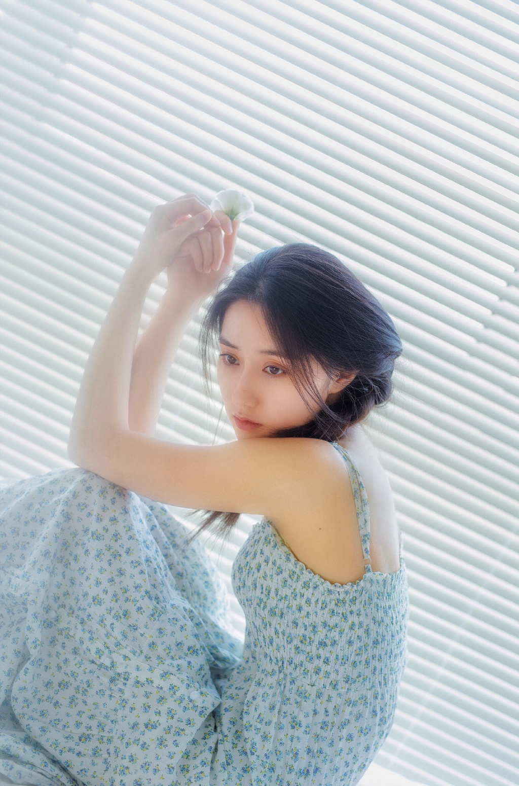 中国内地女演员王瑛瑛露肩裙性感写真图片图片 中国内地女演员王瑛瑛露肩裙性感写真图片图片