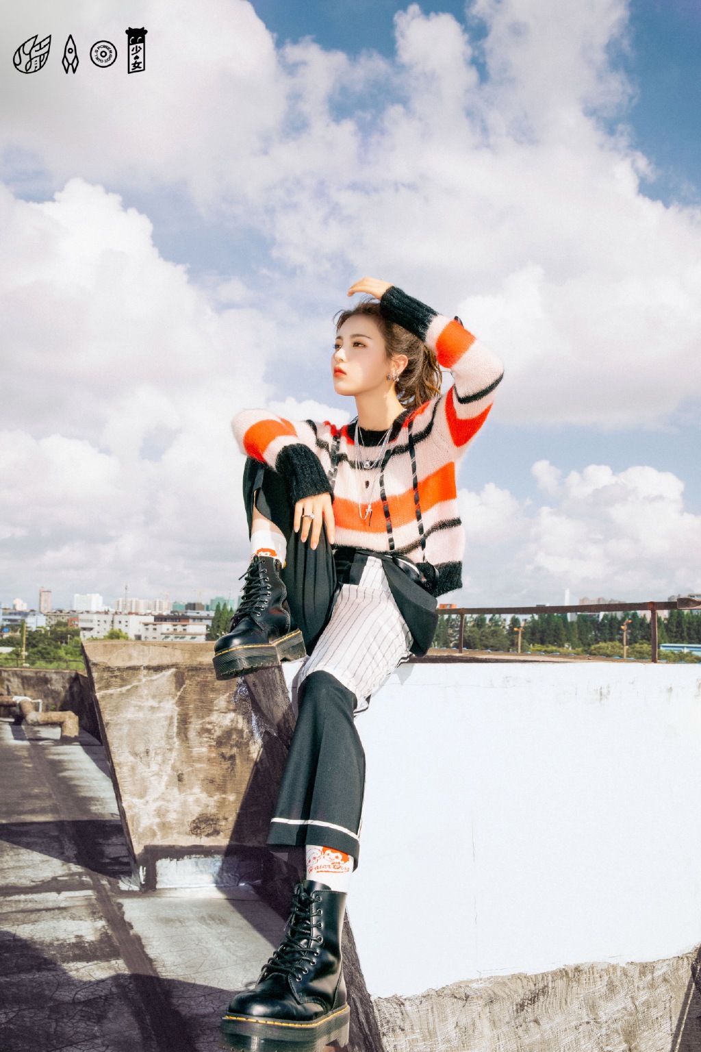 高清江苏性感美女星杨超越单马尾街拍写真图片图片