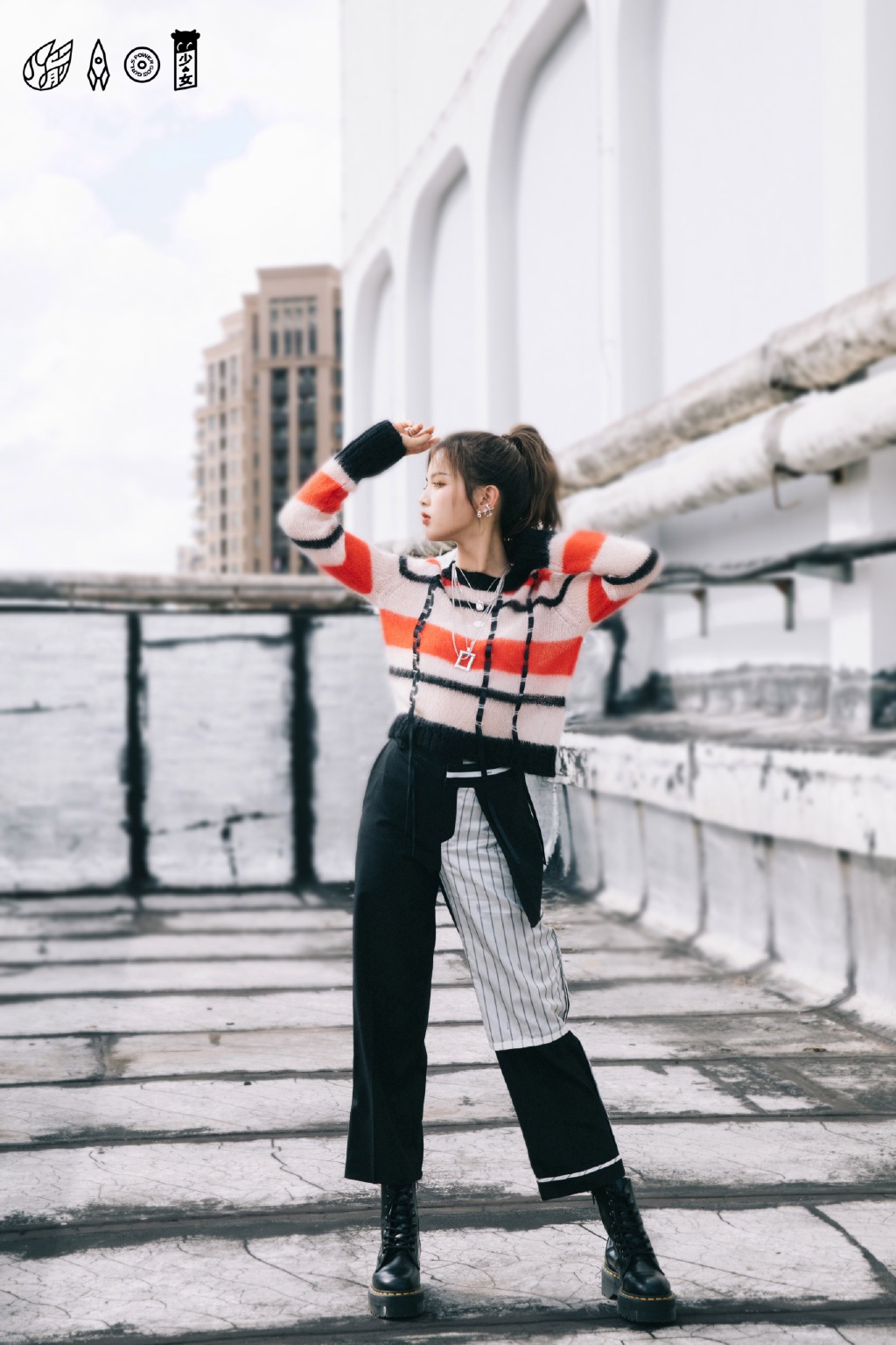高清江苏性感美女星杨超越单马尾街拍写真图片图片