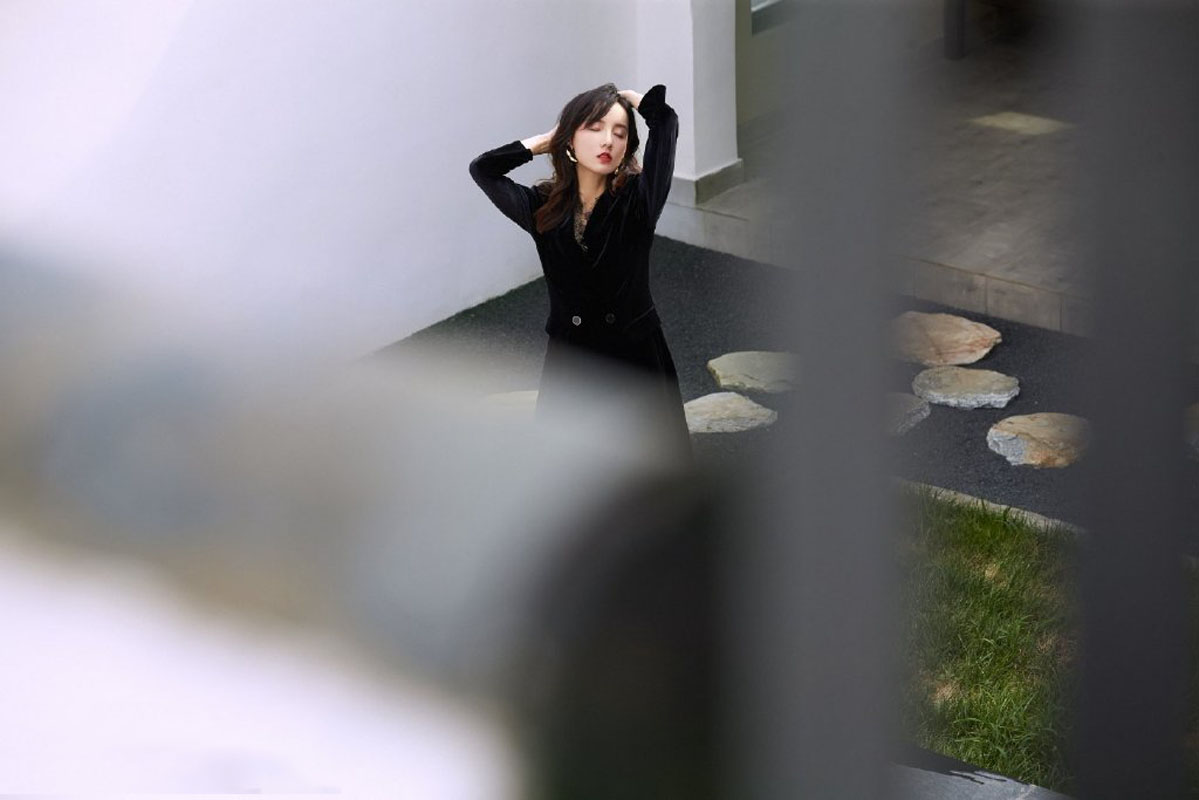 高清中国大陆重庆市渝中女演员吕一优雅成熟时尚写真图片图片