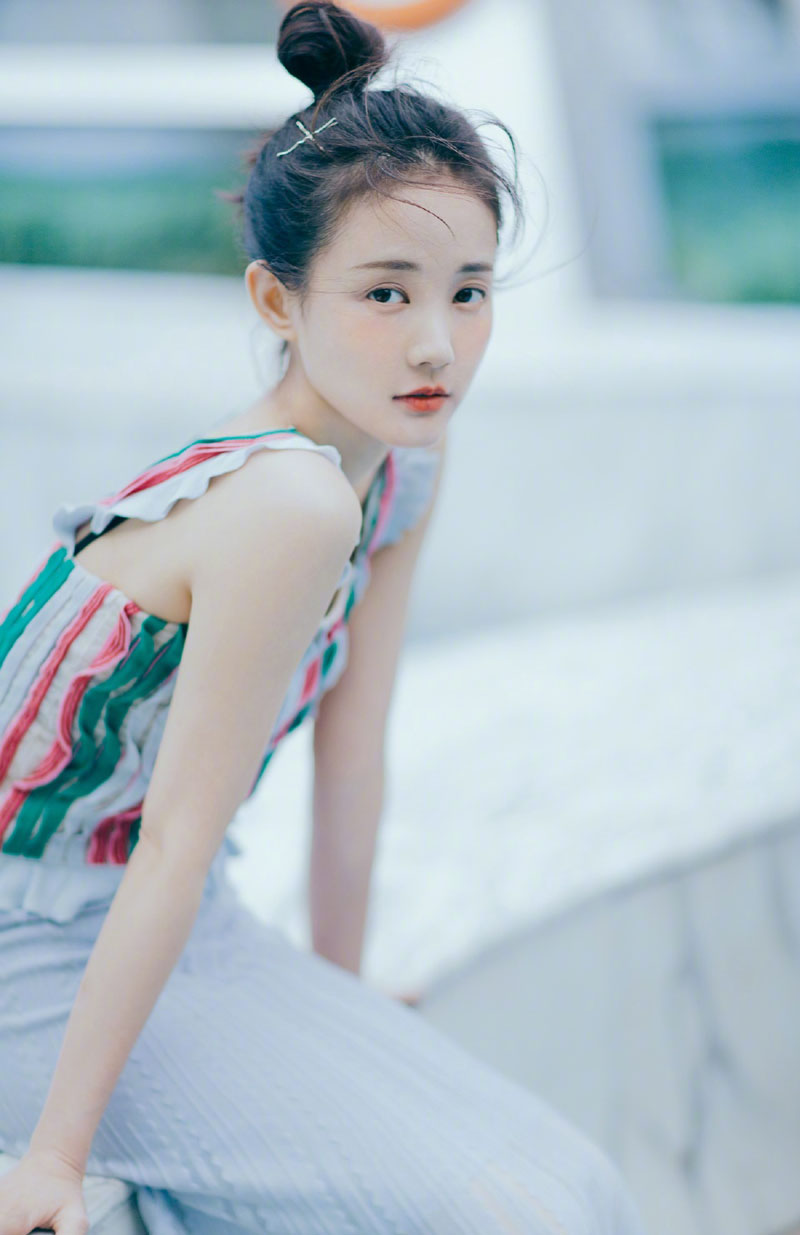 高清中国内地山东济南女演员李一桐露肩裙优雅代言写真图片图片